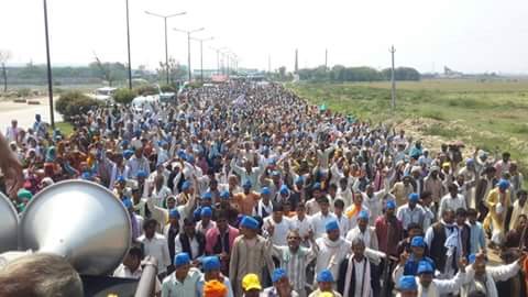 80,000 people are walking to Delhi